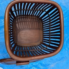 手作り木でできた物入れ？の画像