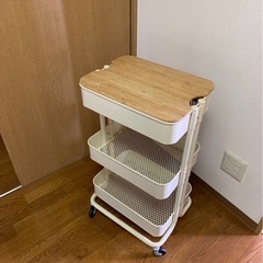ikea 木蓋付きキャスターワゴンの画像