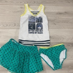 140センチの水着１枚と150センチ〜160センチのラッシュガード３枚の画像