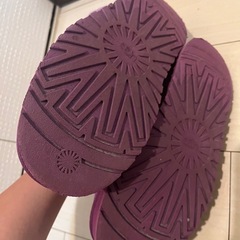 正規品UGG✨人気形✨レア色✨パープル✨ロゴ入り厚底スリッパ✨の画像