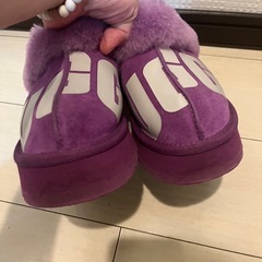 正規品UGG✨人気形✨レア色✨パープル✨ロゴ入り厚底スリッパ✨の画像