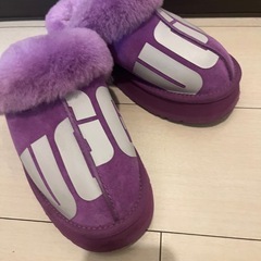 正規品UGG✨人気形✨レア色✨パープル✨ロゴ入り厚底スリッパ✨の画像