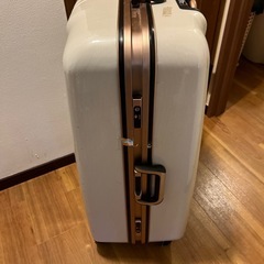 48*27*78サイズの大型スーツケース使用感ありの画像