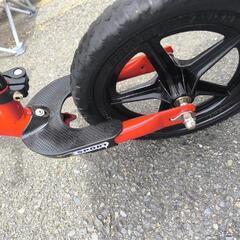 ストライダー STRIDER スポーツタイプ バランスバイク 赤 ＋ 専用スタンド付きの画像