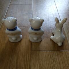 クマさんの塩とコショウ入れ + うさぎの小物の画像
