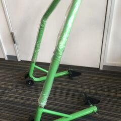 ♪バイクスタンド メンテナンススタンド キャスター付 緑 グリーン 整備 工具 中古 現状品 (NF250809) 199-20の画像