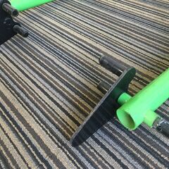 ♪バイクスタンド メンテナンススタンド キャスター付 緑 グリーン 整備 工具 中古 現状品 (NF250809) 199-20の画像
