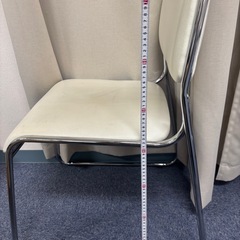 【明日までに連絡欲しいです】椅子　白　15脚あります（11日に取りに来てくださる方優先）　1脚200円　※再掲、説明文お読みくださいの画像