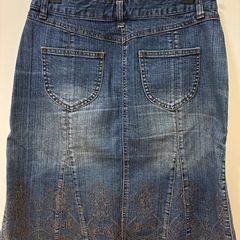 デニム膝丈スカート 刺繍の画像