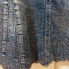 デニム膝丈スカート 刺繍の画像