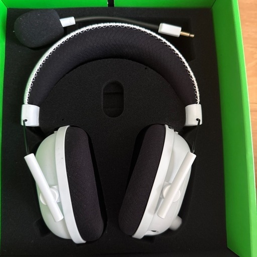 ［RAZER ］ヘッドホン 白　BLACKSHARK V2 PRO 　