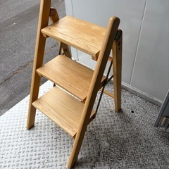 木製の折りたたみ式踏み台の画像