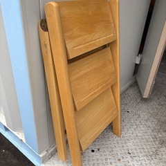 木製の折りたたみ式踏み台の画像