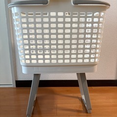 洗濯かご　足があるので洗濯物の取り込みが楽ですの画像