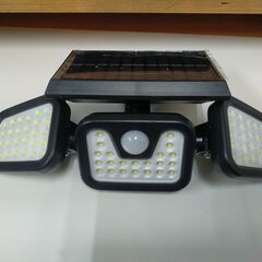 くまねず《姫路》大量入荷 (取付簡単) センサーライト 屋外 led 防水 ソーラー 3面パネル 74LED 明るい 人感 センサー(新品未使用)の画像