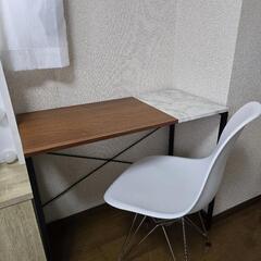 パソコンテーブルの画像
