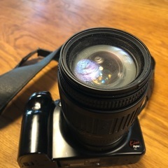 Canon EOS kissデジタル一眼レフカメラ、シグマズームレンズ28-200ミリ付き。レンズなんありの画像