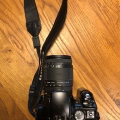 Canon EOS kissデジタル一眼レフカメラ、シグマズームレンズ28-200ミリ付き。レンズなんありの画像