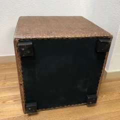 茶色箱型イスの画像