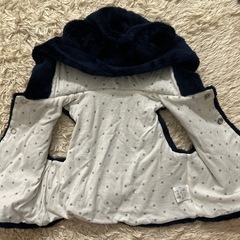 赤ちゃんの城 クマ耳付きモコモコベスト      紺色の画像