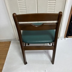 木製フレームの椅子の画像
