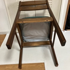 木製フレームの椅子の画像