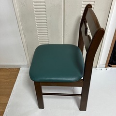 木製フレームの椅子の画像