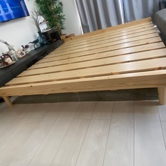 クイーンベッドフレームの画像