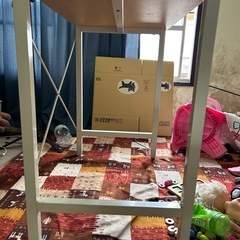 シンプルなテーブルの画像