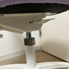 イトーキ　学習椅子　紫の画像