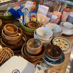 いろいろな食器（使用済み）の画像