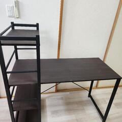 パソコンデスクと椅子のセットの画像