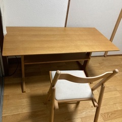 無料　無印リビングでもダイニングでも使える机の画像
