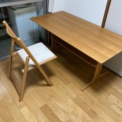 無料　無印リビングでもダイニングでも使える机の画像