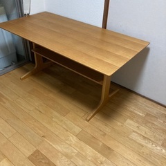無料　無印リビングでもダイニングでも使える机の画像