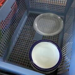 お皿などの食器がたくさんです。の画像