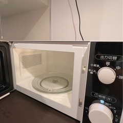 冷蔵庫と電子レンジのセットの画像