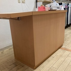 店舗用のレジカウンターの画像