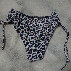 ♣　SHEIN　水着　レディース　ヒョウ柄ラップタイサイドビキニボトム　80%Nylon 20% Spandex　サイズＳの画像