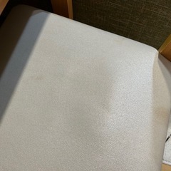 ダイニングテーブルと椅子2脚の画像