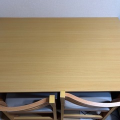 ダイニングテーブルと椅子2脚の画像