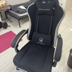 パソコンデスクとeスポーツチェアの画像