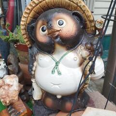 大きなたぬきの置物信楽焼の画像