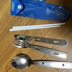 キャプテンスタックのキャンプ用食器、コーヒーケトル、スノーピーク製カップお箸セットの画像