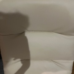 座椅子　アイボリー？白の画像