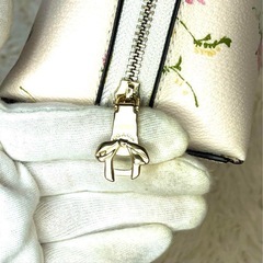 COACH コーチ ポーチ 花柄 リボン 白ゴールド 小物入れ コスメの画像