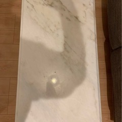 大理石テーブルの画像