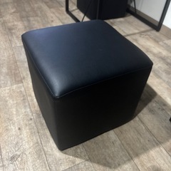 低い椅子！キューブスツールの画像