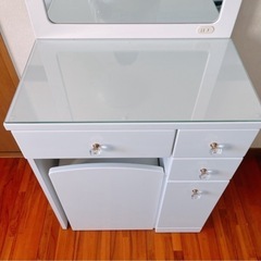 【取引済】美品‼️ 多収納⭕️ホワイトドレッサー 椅子付き！コンセント付き！の画像