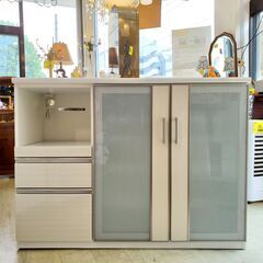 ニトリ ポスティア キッチンカウンター ハイタイプ■横幅135㎝×奥行50cm×高さ105cm■引き出し2個 2枚ガラス扉 棚板可動式 スライドテーブル ホワイト 鏡面仕上げ レンジボード キッチンボード 食器棚■近隣配送無料 買取帝国 朝霞店の画像